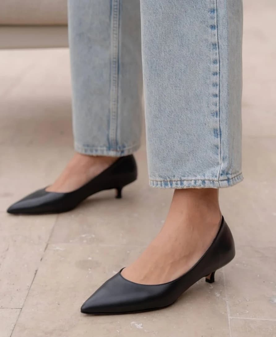 Scarpin preto de salto baixo usado com calça jeans